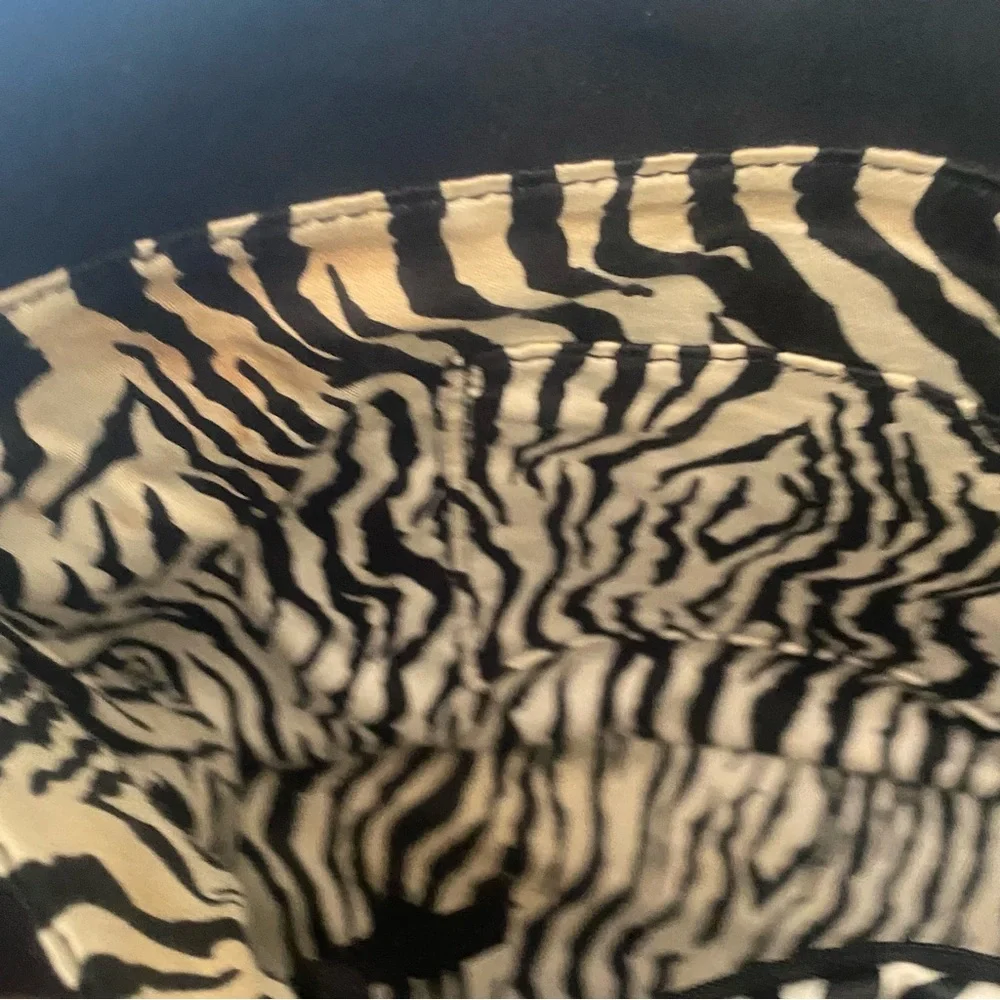 Vera Bradley Black Quilted Shoulder Bag‎ - Picture 5 of 7